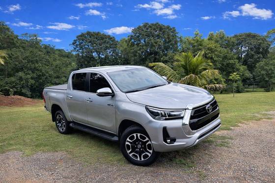 TOYOTA HILUX 2.8 D-4D TURBO DIESEL CD SRX 4X4 AUTOMÁTICO